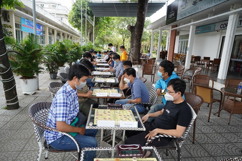 A group of people sitting at a table playing chess

Description automatically generated with medium confidence