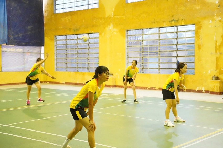 A group of women playing volleyball
Description automatically generated