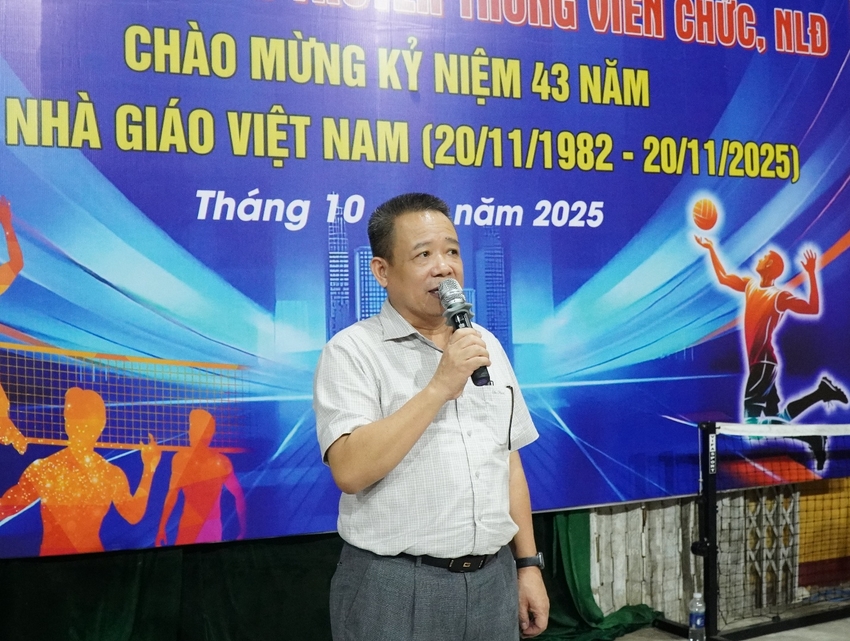 A person holding a microphone

AI-generated content may be incorrect.