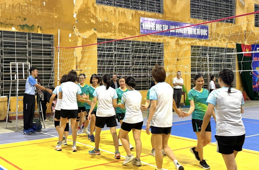 A group of people playing volleyball

AI-generated content may be incorrect.