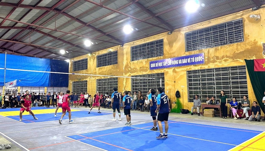 A group of people playing volleyball

AI-generated content may be incorrect.