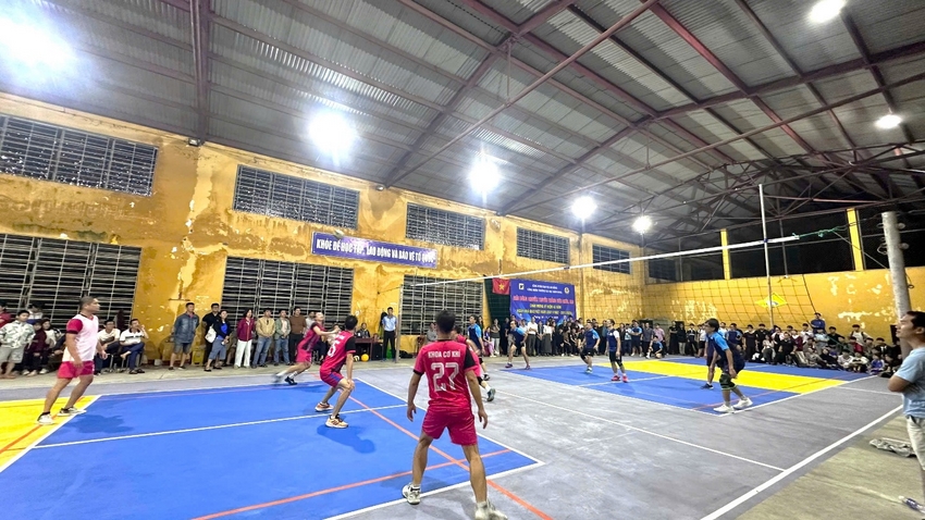 A group of people playing volleyball

AI-generated content may be incorrect.