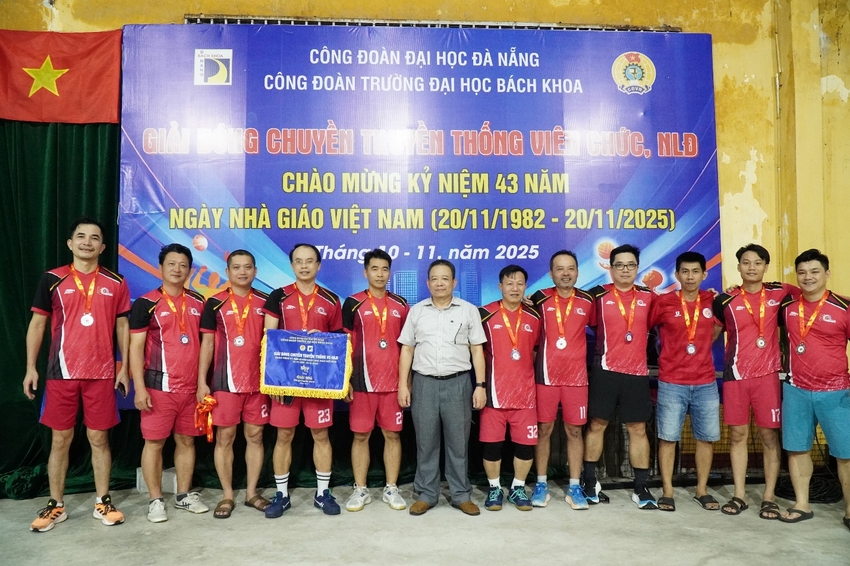 A group of men in red uniforms

AI-generated content may be incorrect.