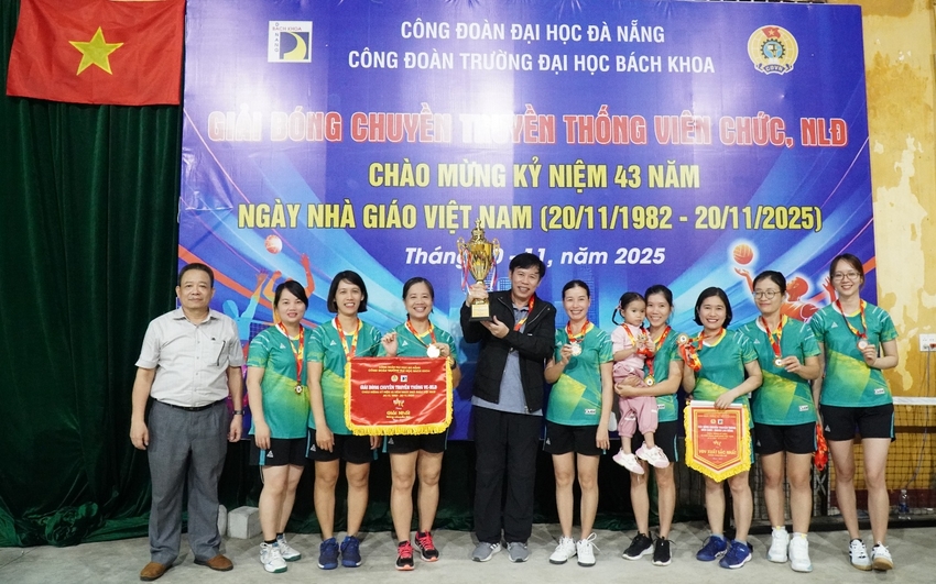 A group of people posing for a photo

AI-generated content may be incorrect.