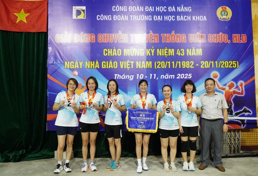 A group of people posing for a photo

AI-generated content may be incorrect.