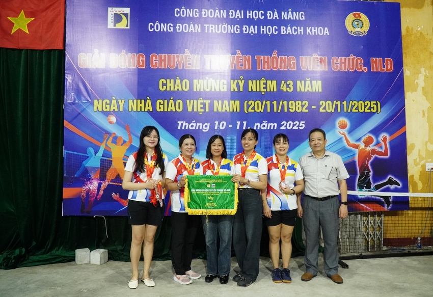 A group of people posing for a photo

AI-generated content may be incorrect.