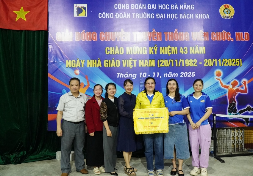 A group of people posing for a photo

AI-generated content may be incorrect.