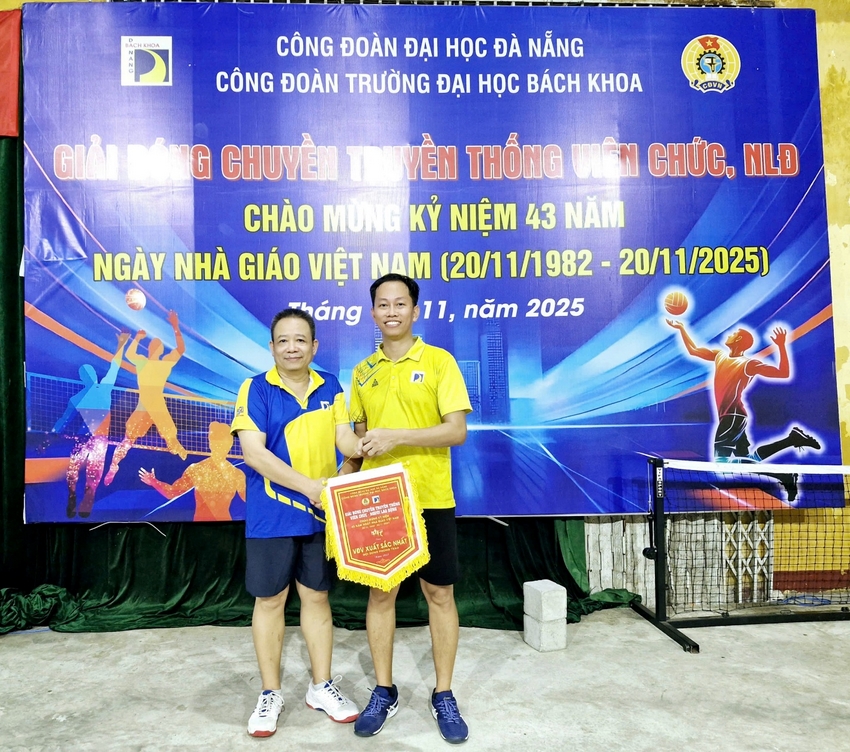 Two people posing for a photo

AI-generated content may be incorrect.