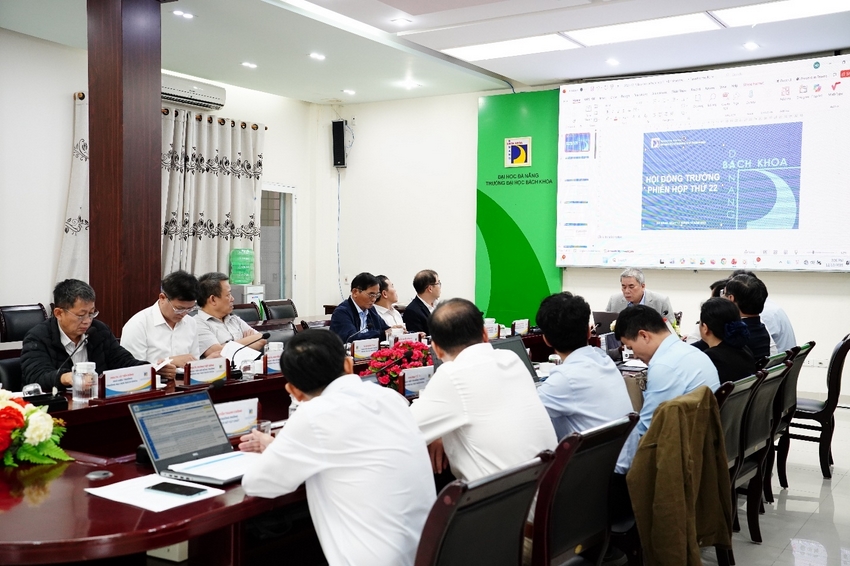 A group of people sitting at a table
AI-generated content may be incorrect.