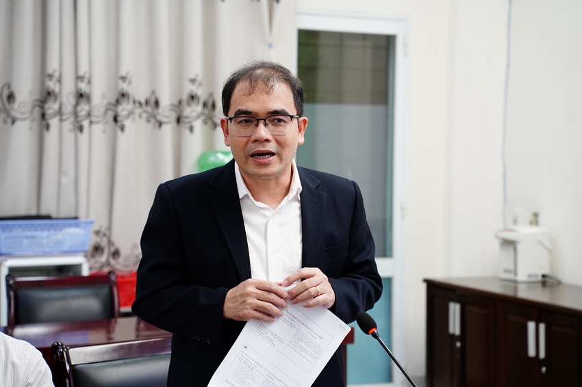 A person in a suit holding a piece of paper
AI-generated content may be incorrect.