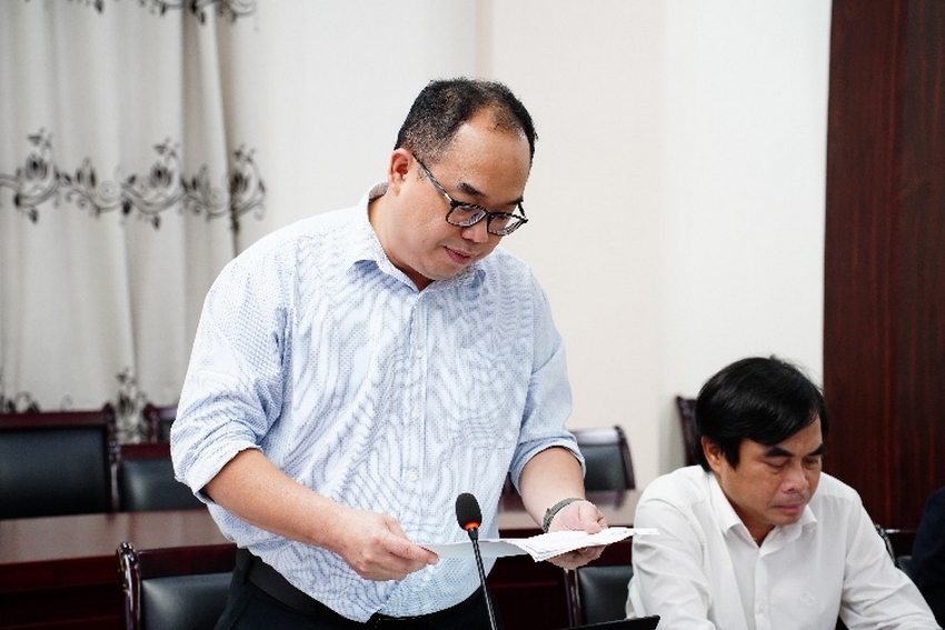 A person holding a piece of paperAI-generated content may be incorrect.