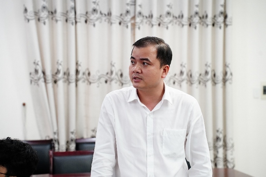 A person in a white shirtAI-generated content may be incorrect.