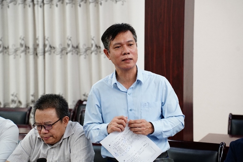 A person holding a piece of paperAI-generated content may be incorrect.