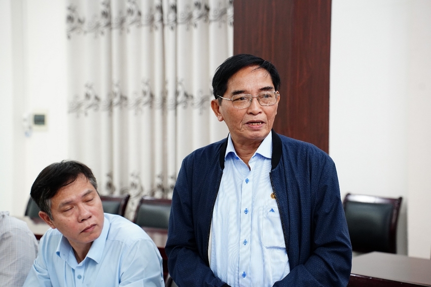 A person in a blue jacket sitting next to another person
AI-generated content may be incorrect.