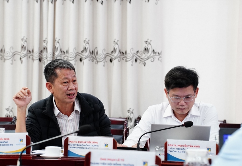 A group of people sitting at a table
AI-generated content may be incorrect.