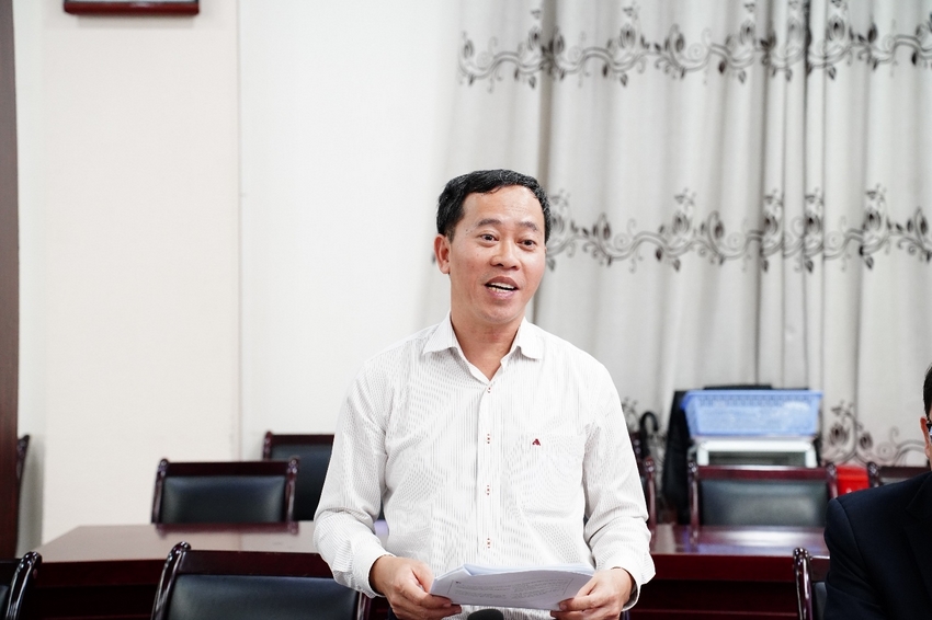 A person standing in front of a microphone
AI-generated content may be incorrect.