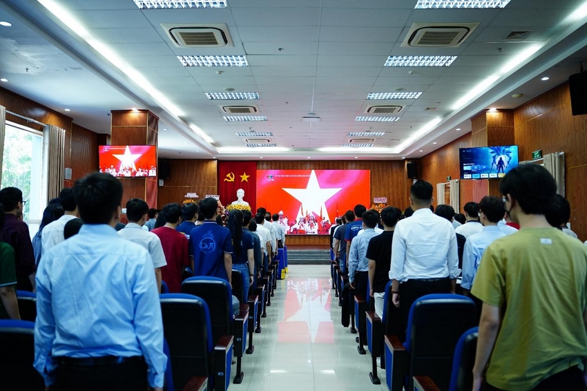 A group of people in a room

AI-generated content may be incorrect.