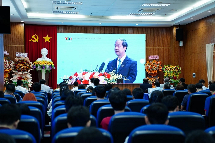 A group of people sitting in a room

AI-generated content may be incorrect.