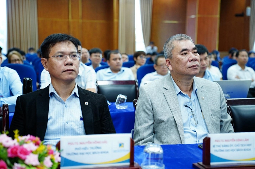 A group of people sitting in a room

AI-generated content may be incorrect.