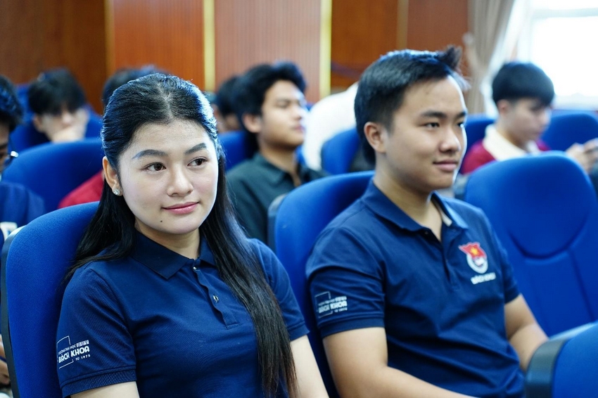 A group of people sitting in chairs

AI-generated content may be incorrect.