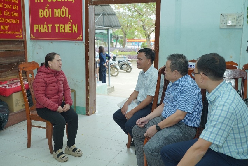 A group of people sitting in chairs

AI-generated content may be incorrect.