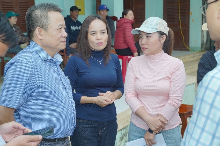 A group of people standing together

AI-generated content may be incorrect.