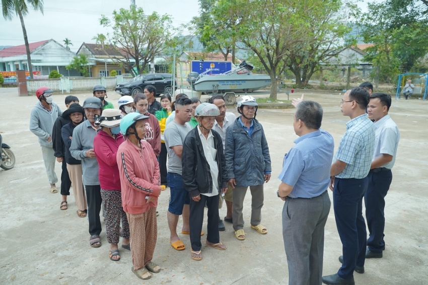 A group of people standing in a circle

AI-generated content may be incorrect.