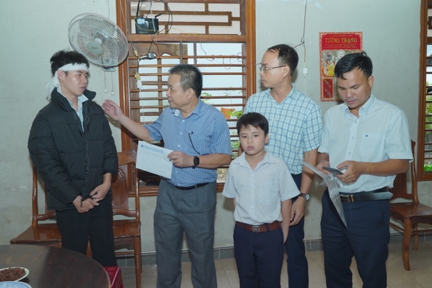 A group of men standing in a room

AI-generated content may be incorrect.