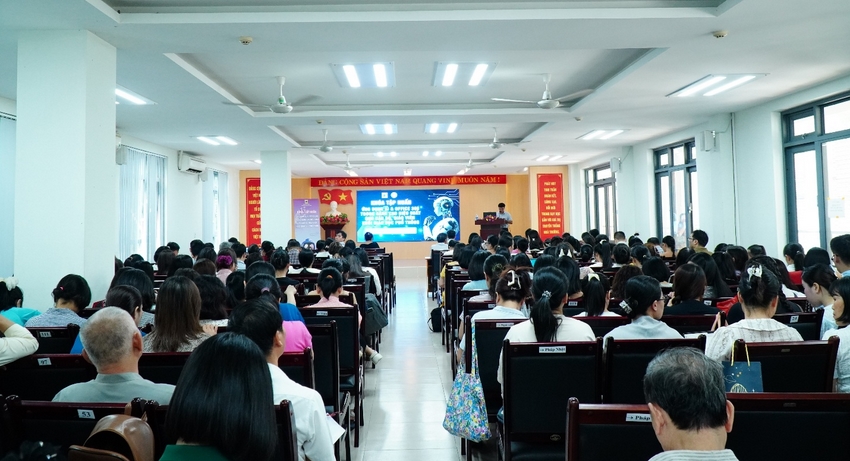 A group of people in a room

AI-generated content may be incorrect.