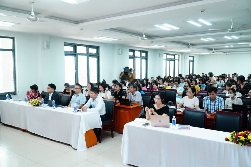 A group of people sitting at tables in a room

AI-generated content may be incorrect.