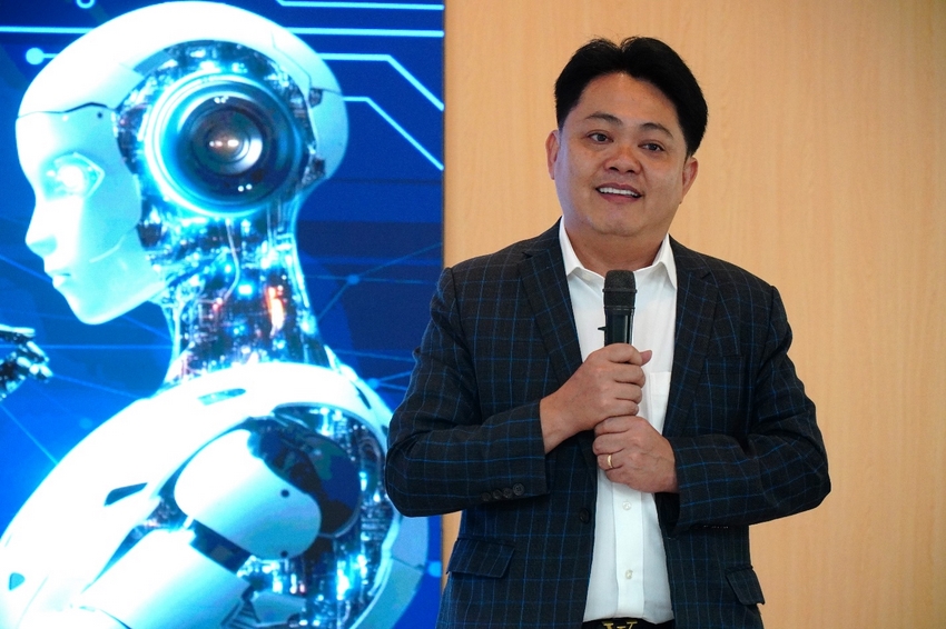 A person holding a microphone

AI-generated content may be incorrect.