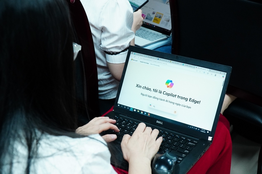 A person using a computer

AI-generated content may be incorrect.