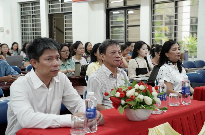 A group of people sitting at a table

AI-generated content may be incorrect.