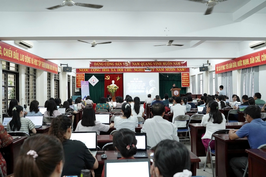 A group of people in a classroom

AI-generated content may be incorrect.