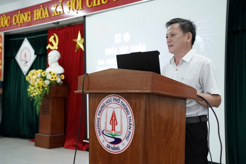 A person standing at a podium

AI-generated content may be incorrect.