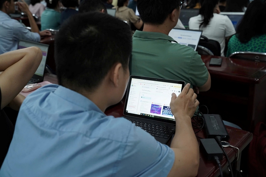 A group of people using laptops

AI-generated content may be incorrect.