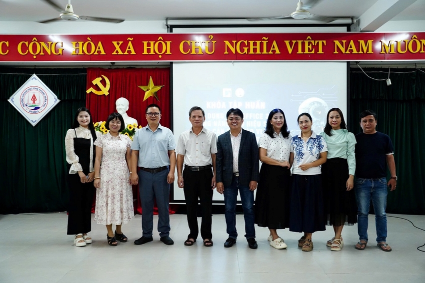 A group of people standing in front of a banner

AI-generated content may be incorrect.