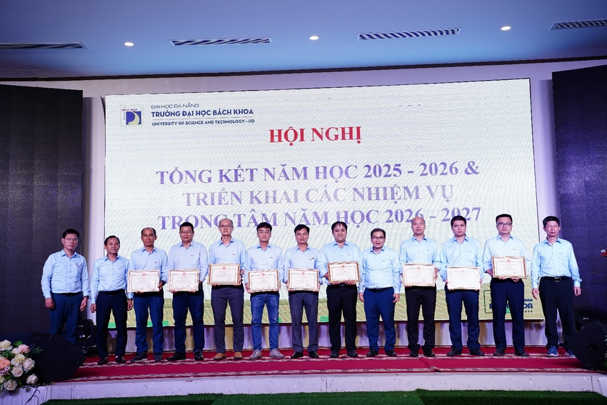 A group of men holding certificates

AI-generated content may be incorrect.