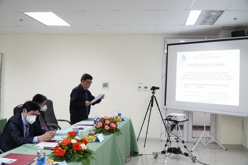 A person giving a presentation
Description automatically generated with medium confidence