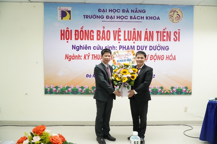 Two men holding flowers
Description automatically generated with low confidence