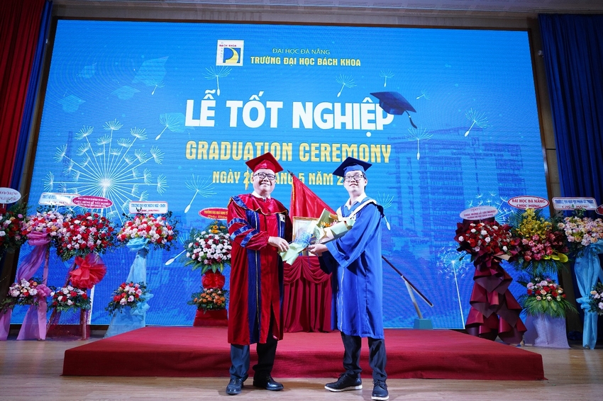 A couple of men in graduation gowns on a stage

Description automatically generated with low confidence