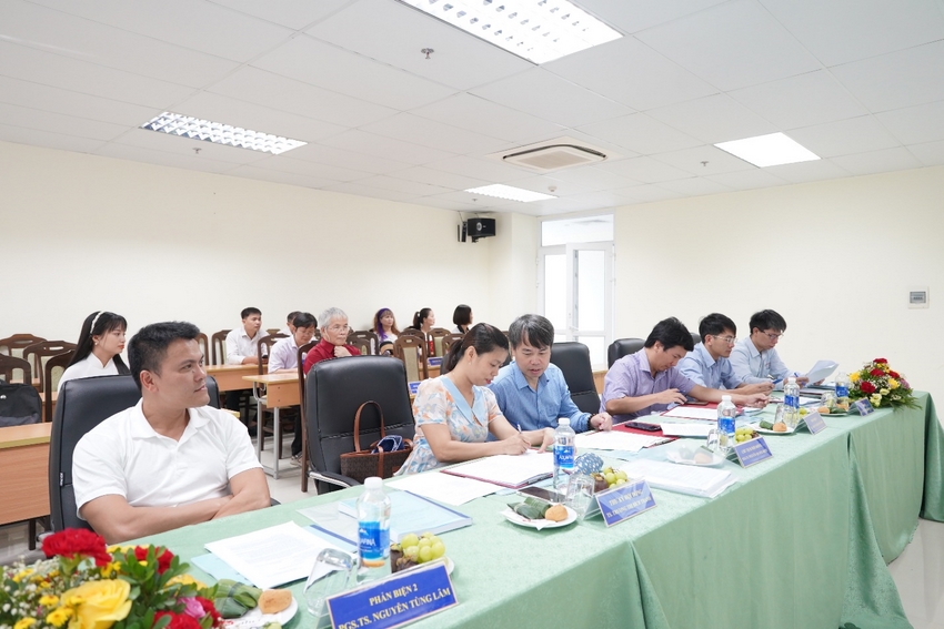 Ảnh có chứa trong nhà, tường, trang phục, người
Mô tả được tạo tự động