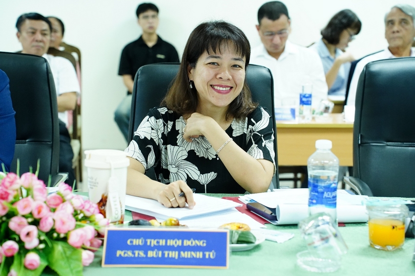 A person sitting at a desk smiling

AI-generated content may be incorrect.