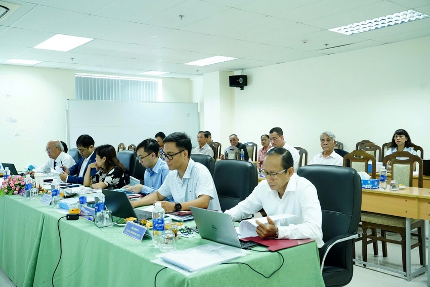 A group of people sitting at a table

AI-generated content may be incorrect.