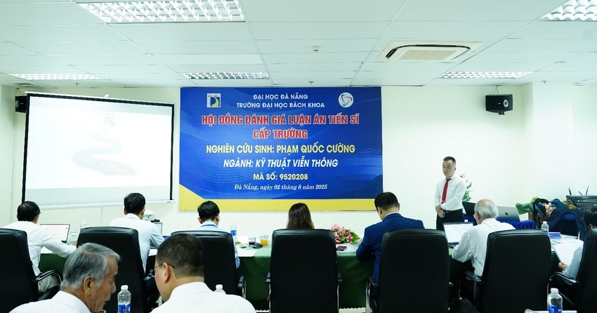 A group of people in a room

AI-generated content may be incorrect.