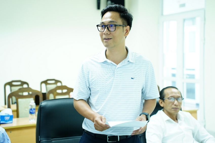 A person in glasses holding a piece of paper

AI-generated content may be incorrect.