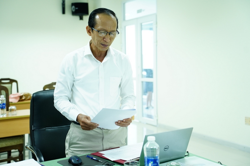 A person holding a paper

AI-generated content may be incorrect.