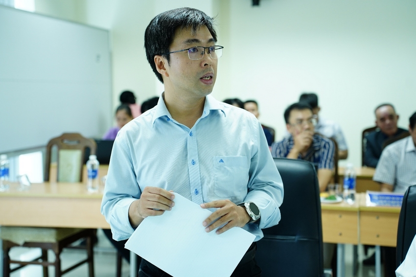 A person holding a piece of paper

AI-generated content may be incorrect.