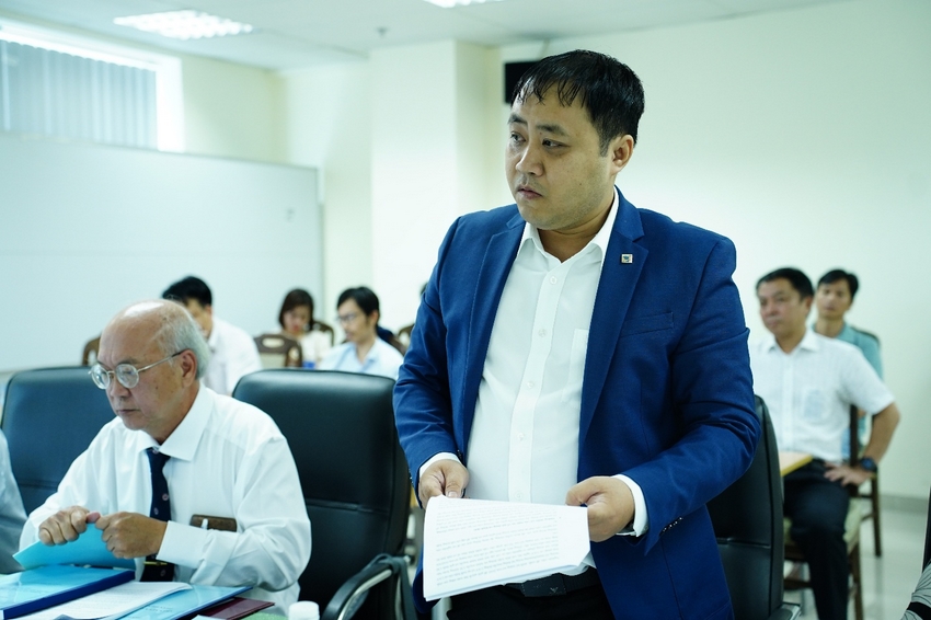 A person in a blue suit holding papers

AI-generated content may be incorrect.