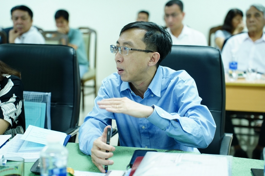 A person sitting at a table talking to a person

AI-generated content may be incorrect.